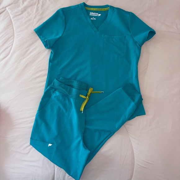 Fabletic’s scrub set X 3    🖤🩵🩷 - Picture 4 of 5